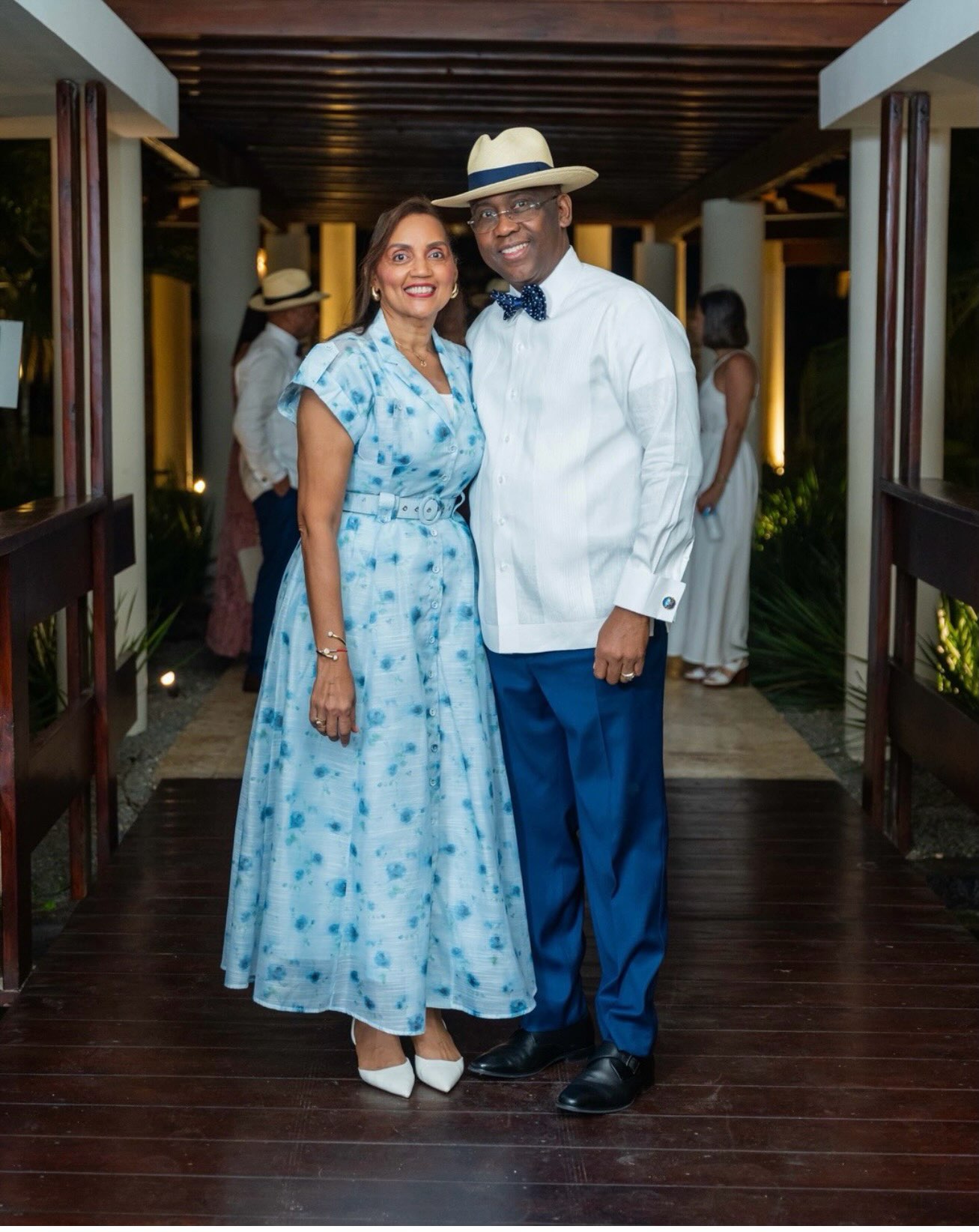 Pareja en una ocasión especial; camisa blanca CALPO y sombrero
