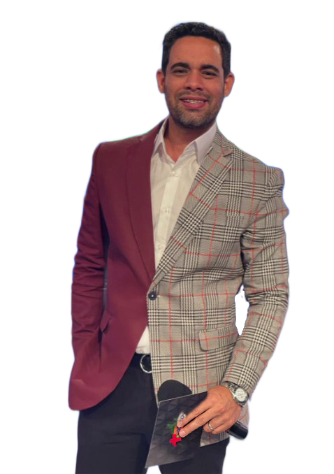 Albert Mena de pie con chaqueta bicolor CALPO